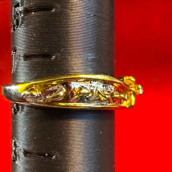 Elegant Gold and Silver Women's Ring - Picture 2 of 4